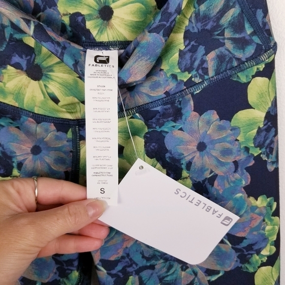 Fabletics High Waisted Floral Powerflex Capri Leggings NWT - Picture 2 of 12